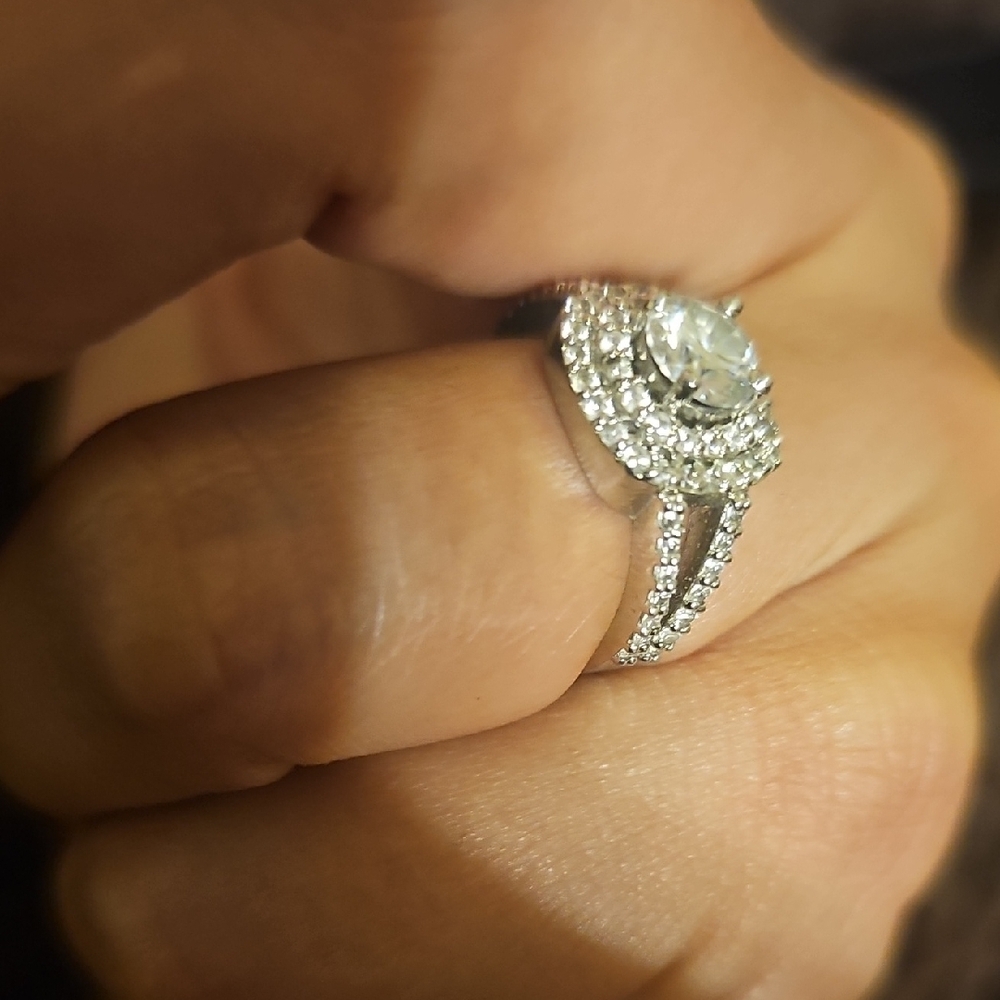 Elegant Silver Diamond Ring - Picture 5 of 5